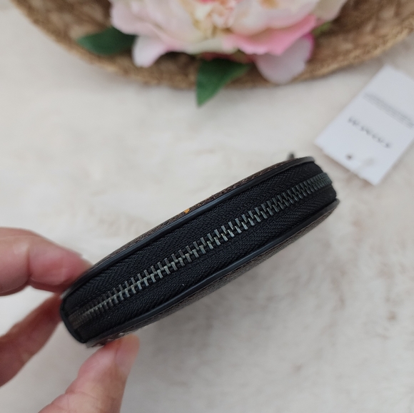 ❤️Bundle Coach Round Coin Case Snoopy and [Dior mini perfume] - Picture 4 of 7